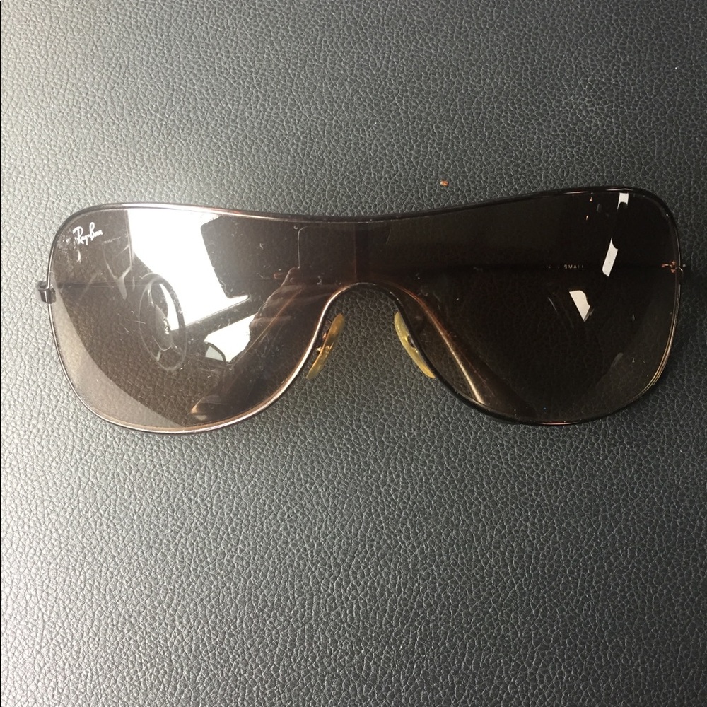 Women’s Rayban sunglasses 😎